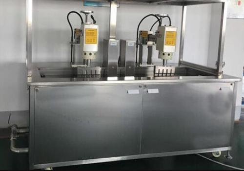 清洗能力：该设备可同时清洁4个喷丝头。清洁方法：用喇叭谐振器进行清洁，喷丝板在所有清洁时间内都在旋转。喇叭谐振器安装在清洗槽的上部下方，用于清洗工件的上表面。由于喇叭底部和工件顶部表面之间的尺寸很小（