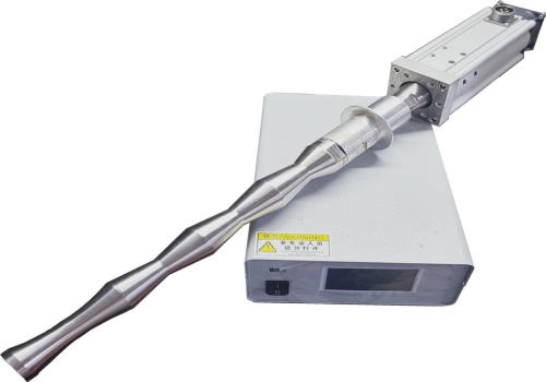 超声波振动棒在清洗方面的应用由于独有的圆管型设计特点，超声波振动棒特别适用于各类管道的清洗，原理是将电能转换成超声能量，并按其自身规律传递给水垢、水、管道内壁，使之获取很大的能量。超声波在传递过程中产