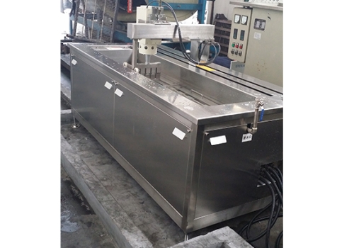 聚能式超声波清洗设备主要应用于化纤行业，对于喷丝板清洗、无纺布清洗等比用普通超声波清洗具有清洗效果好、效率快等优点。