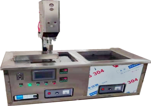 产品性能：1.该机采用聚能型超声波发生器，具有清洗振幅大，穿透力强等性能；2.能充分去掉针面毛剌及针管内异物；3.振子游动距离及游动速度均无级可调；4.钛合金振子，经久耐用；5.整机采取孩腐蚀、防锈措